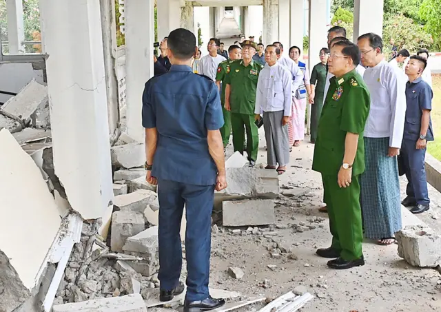 ငလျင်ကြောင့် ပြိုကျပျက်စီးသွားတဲ့ နေပြည်တော် ခုတင် ၃၀၀ ဆေးရုံကို စစ်ကောင်စီခေါင်းဆောင် ရောက်ရှိခဲ့ 