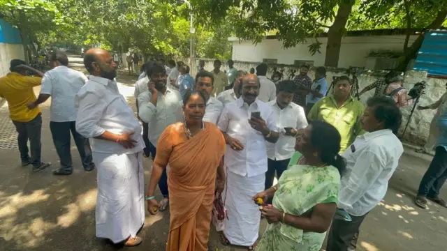 தீர்ப்பை வழங்கப்பட்டதை அடுத்து, மகிழ்ச்சியை வெளிப்படுத்தும் எடப்பாடி பழனிசாமி ஆதரவாளர்கள்