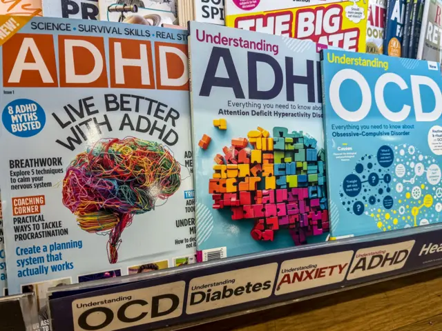 Czasopisma wystawione na sprzedaż w sklepie w Bristolu obiecują porady na temat ADHD, OCD i stanów lękowych. 15 marca 2026 roku.
