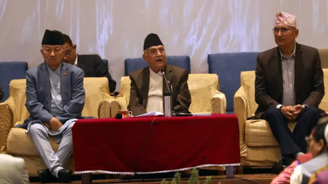 केपी ओली एमाले नेताका साथ