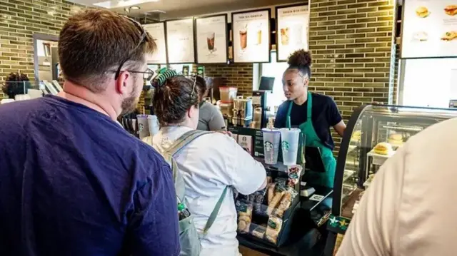 Pipo queue up to buy coffee