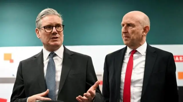 İngiltere Başbakanı Kier Starmer (solda) ve Eski Savunma Bakanı Healey yan yana açıklama yaparken. 