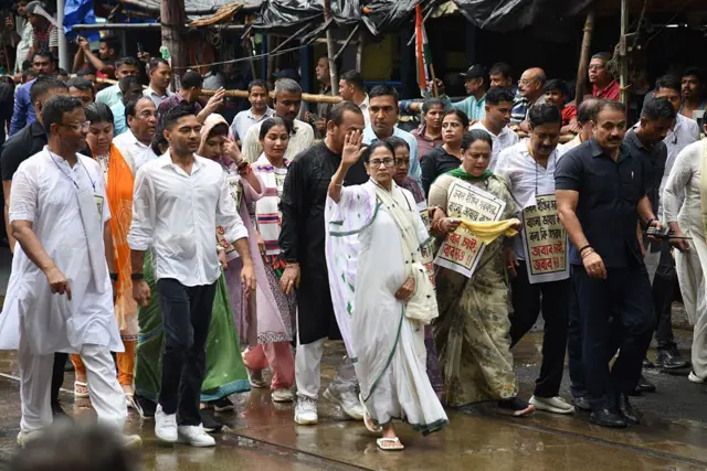 বাংলাভাষী পরিযায়ী শ্রমিকদের নানা রাজ্যে আটক করে হেনস্থার প্রতিবাদে পথে নেমেছেন পশ্চিমবঙ্গের মুখ্যমন্ত্রী মমতা ব্যানার্জী