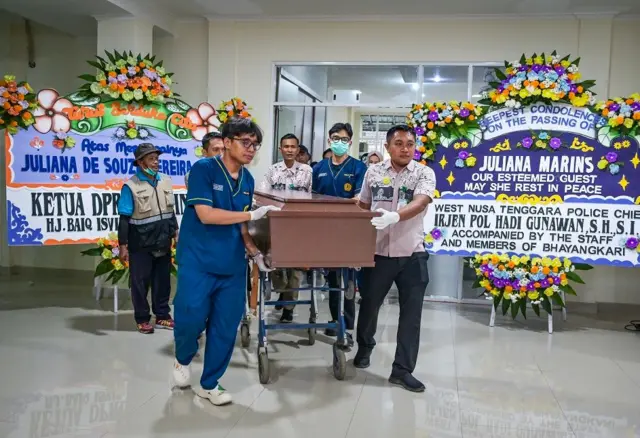 Petugas medis di Rumah Sakit Bhayangkara Polda NTB di Mataram, NTB, memindahkan peti jenazah Juliana Marins ke mobil ambulans untuk dibawa ke Bali, Kamis (26/06).