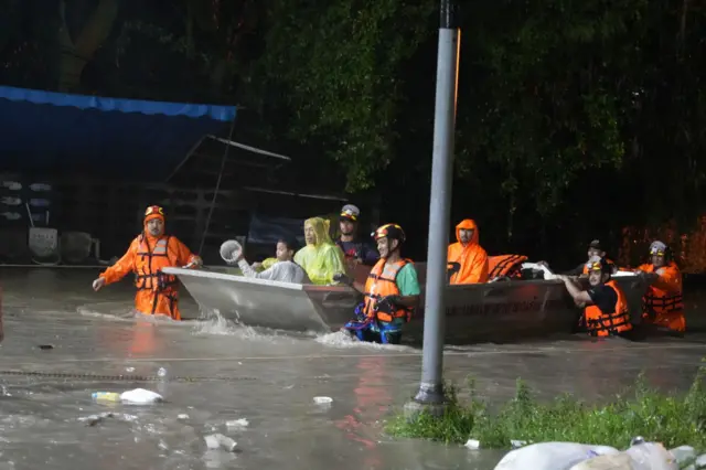 နိုဝင်ဘာ ၂၁ ရက်ညပိုင်း ဟတ်ယိုင်မြို့ပေါ်ရေဘေးကယ်ဆယ်ရေးအခြေအနေ 
