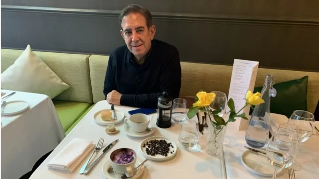 کریس جوزف، مدیر کافه‌رستورانی در لندن که قهوه باراکو عرضه می‌کند