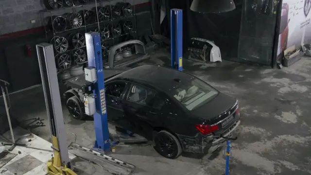 "Azart"da işçilər nadir hallarda vaxt tapıb öz iddialı maşın tüninqi layihələri ilə məşğul olurlar. Öz avtomobilləri ilə işlər yarımçıq qalıb