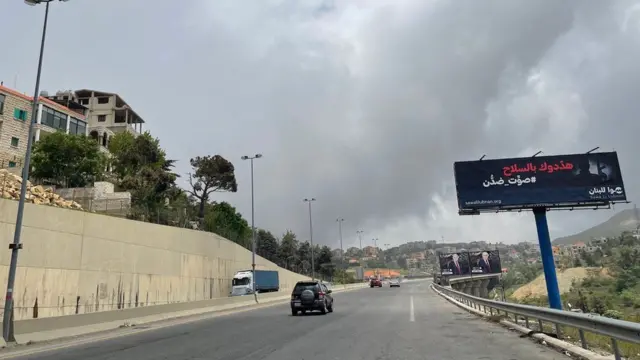 روى اين بيلبورد نوشته شده:"با سلاح تهديدت مىكنند. برضدشان راى بده."