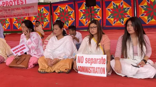 मणिपुर के ट्राइबल इलाक़े में अलग प्रशासन की मांग को लेकर भी विरोध है.