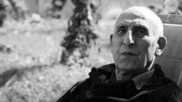 被推翻的伊朗總理穆罕默德·摩沙台坐在花園中的躺椅上,身穿深色燈芯絨外套