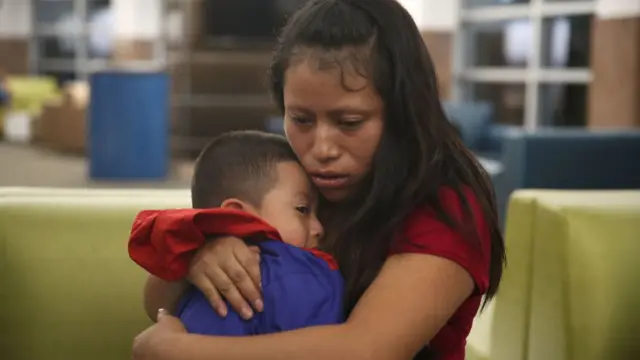 Madre con su hijo, reunificados tras su detención.