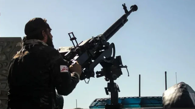 یک سرباز طالبان پشت سلاح ضد هوایی