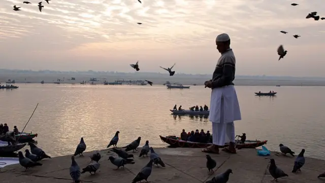 বেনারসের গঙ্গার ঘাটে এক মুসলিম কিশোর