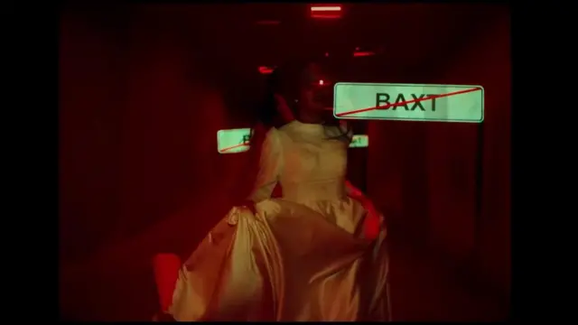 Конста Тимур Алихонов билан айтган "Одамлар нима дейди?" қўшиғида жамиятда шаклланган мезонларни савол остига олади.