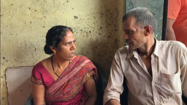 आरतीचे वडील रामदुलार यादव आणि नीर्जला यादव 