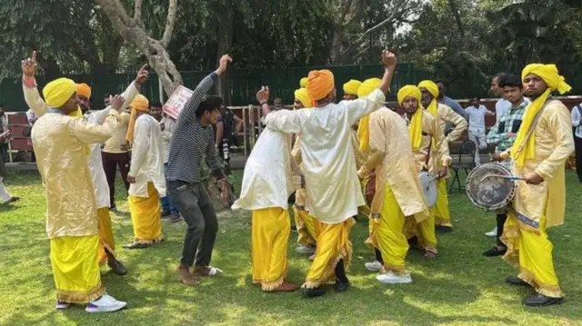 দিল্লিতে কংগ্রেস সদর দপ্তরে শুরু হয়েছে উৎসব