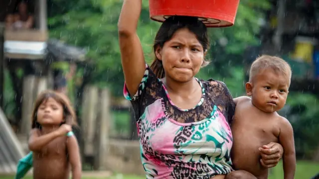 Mujer embera con hijos