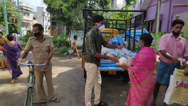 பாதி நேரம் ஐடி வேலை - மீதி நேரம் சமூக சேவை - வேலூர் இளைஞரின் நெகிழ்ச்சிக்கதை