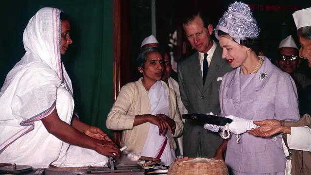 দিল্লিতে একটি প্রদর্শনীতে রানি দ্বিতীয় এলিজাবেথ