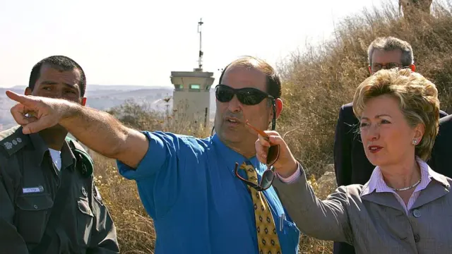 Dany Tirza le muestra el proyecto a Hillary Clinton en 2005.