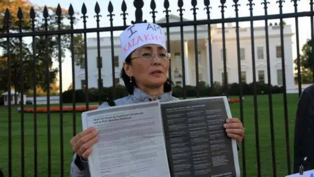 Бахытжан Торегожина во время пикета