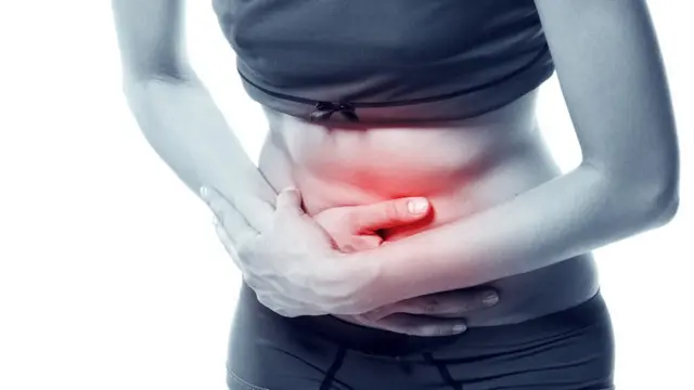 Mujer con dolor menstrual.