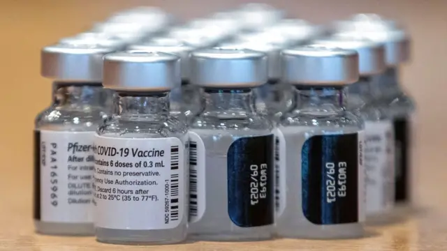Ампулы с вакциной Pfizer в Канаде
