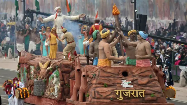 ગુજરાતના ટૅબ્લોમાં ક્રાંતિની મશાલ સાથે ચાર ભીલ આદિવાસી