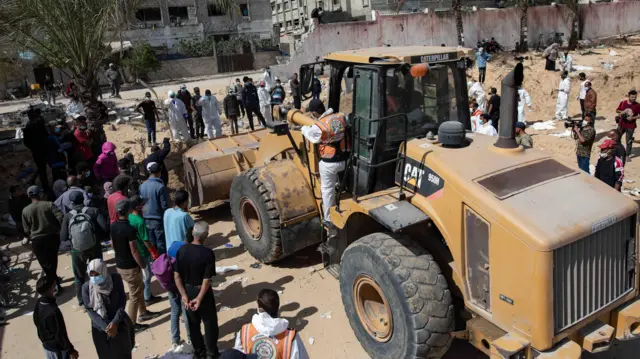 بولدوزر و مردم در صحنه نبش قبر در بیمارستان ناصر