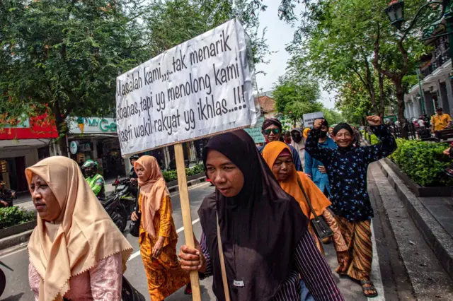 Pelaku UMKM yang tergabung dalam Komunitas UMKM DIY terdampak COVID-19 melakukan aksi damai di Jalan Malioboro, Yogyakarta, Selasa (12/11/2024). 