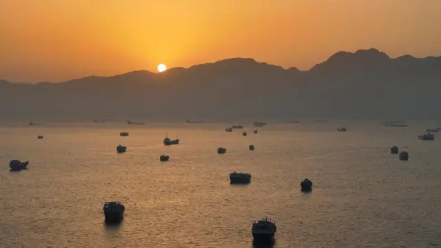 Ships wey park for di Strait of Hormuz for evening 