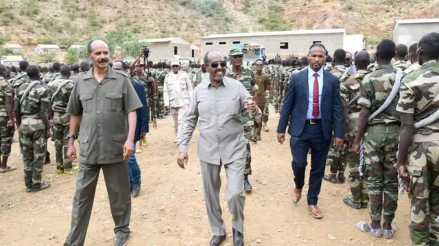 የኤርትራ እና የሶማሊያ ፕሬዝደንቶች የሶማሊያ ወታደሮችን ሲጎበኙ