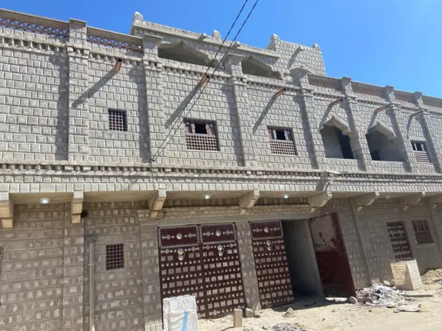 Une maison moderne bâtie avec du banco et des pierres de calcaire Alhor à Tombouctou.