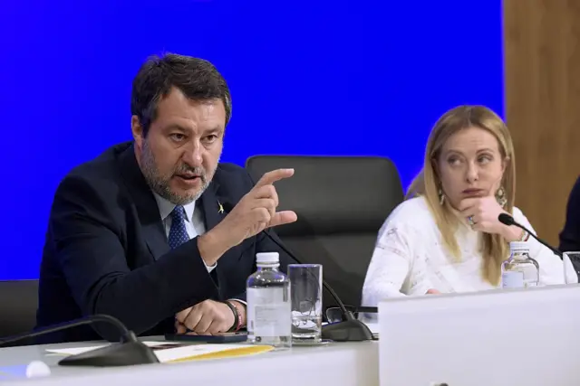 Aşırı sağcı Başbakan Yardımcısı Matteo Salvini ve Başbakan Giorgia Meloni birlikte basın toplantısı yapıyor.