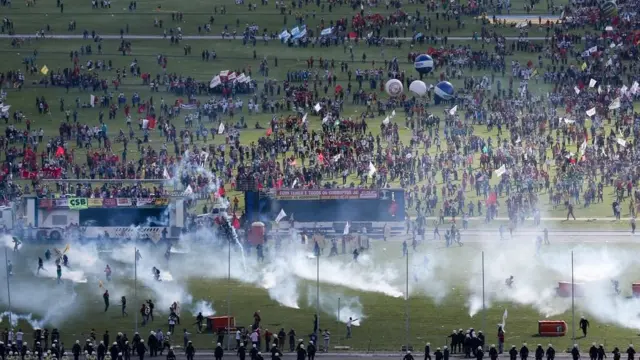 Com depredaçãoesportebet sulministérios e confronto, atoesportebet sulBrasília reuniu 45 mil pessoasesportebet sul2017