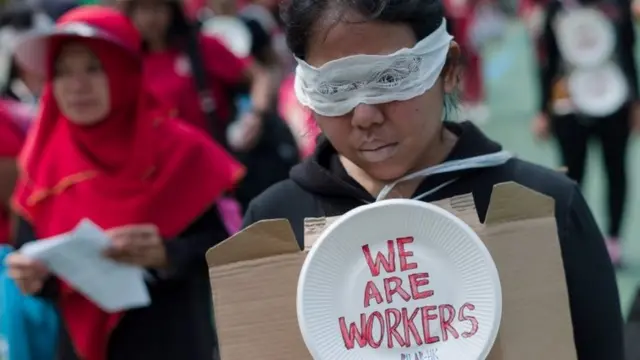 Para pekerja di Hong Kong melakukan aksi pada peringatan Hari Buruh tanggal 1 Mei lalu.
