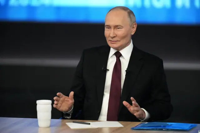 Владимир Путин во время «прямой линии» 19 декабря 