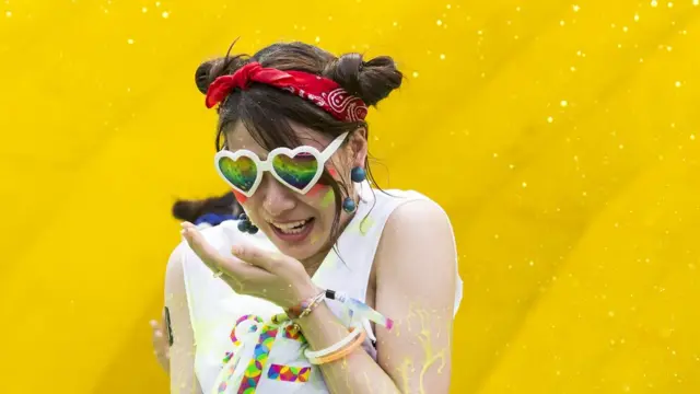 हंसती हुई लड़की