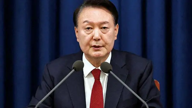 El presidente de Corea del Sur, Yoon Suk Yeol, declarando la ley marcial en Seúl, 3 de diciembre de 2024    