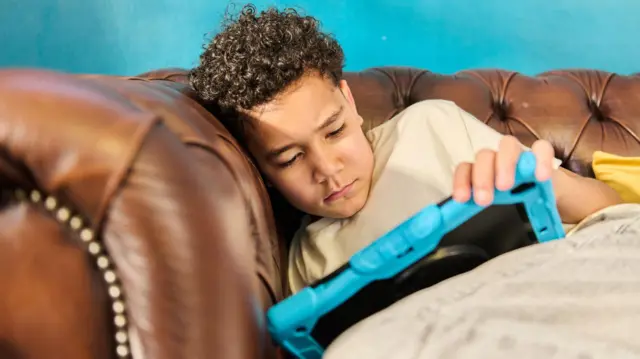 செல்போனில் வீடியோக்களை பார்ப்பது குழந்தைகளின் மூளையை எவ்வாறு பாதிக்கலாம்?