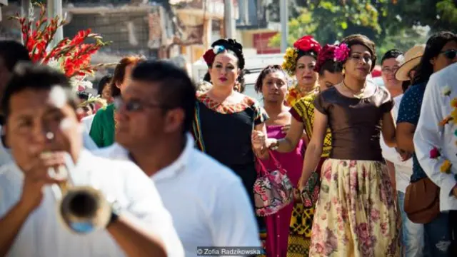 Một số người nói muxe rơi ra từ túi của thánh Vicente Ferrer, vị thánh bảo trợ thị trấn Juchitán, khi thánh qua đây.
