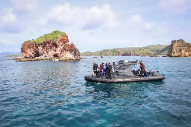 Tim SAR gabungan melakukan pencarian Warga Negara Spanyol yang menjadi korban tenggelamnya KM Putri Sakinah di Selat Pulau Padar, kawasan Taman Nasional Komodo, Manggarai Barat, NTT, Jumat (2/1/2026).