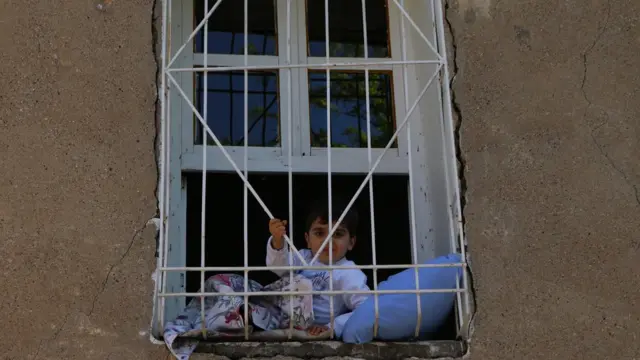 Sur'da camdan bakan çocuk