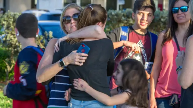 Dos mujeres se abrazan