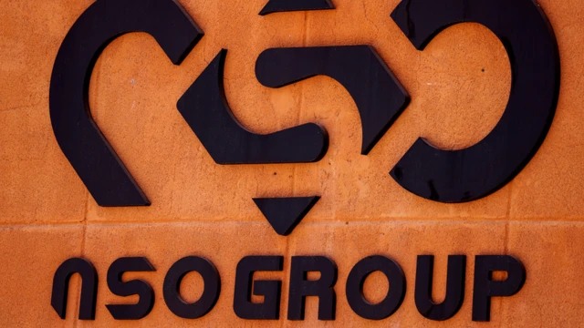 লাল দেয়ালে এনএসও গ্রুপের লোগো