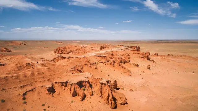 Les routes commerciales traversant le désert de Gobi ont peut-être propagé le mythe de créatures fantastiques, alimenté par la découverte de fossiles de dinosaures.