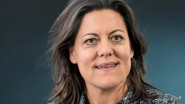 تقول الكاتبة آنا باسترناك إن غيلين مهتمة بالسلطة والمال