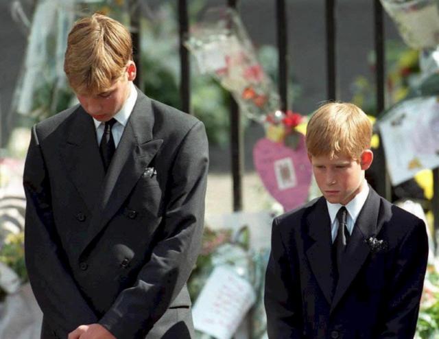 William e Harry ainda meninos, no funeral de Diana