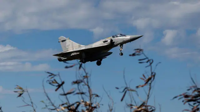 Истребитель Mirage 2000 ВВС Тайваня взлетает с авиабазы Синьчжу в Синьчжу 29 декабря 2025 года.