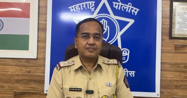 बोरीवली रेल्वेचे वरिष्ठ पोलीस निरीक्षक दत्ता खुपरेकर यांनी दिलेल्या माहितीनुसार, मुंबई लोकलमध्ये मंगळवारी (23 जून) रात्री दहा वाजण्याच्या सुमारास ही धक्कादायक घटना घडली.